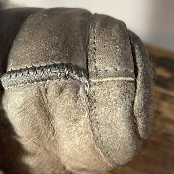 Egli’s sheepskin slippers. Never walked in. Cozy. Women’s 10/mens 8. Unisex - Picture 11 of 17